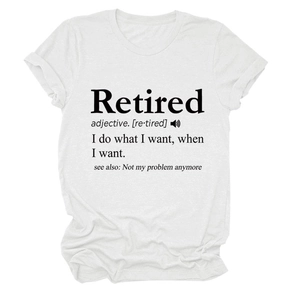 Détail de l'imprimé graphique définition Retired sur un T-shirt blanc en coton