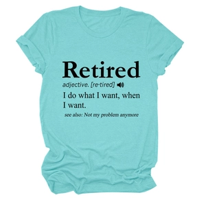 Détail d'un t-shirt en coton bleu sarcelle avec imprimé de définition Retired et col rond