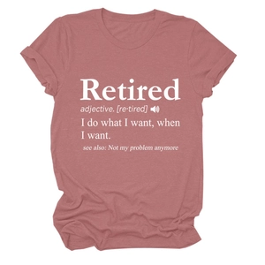 Détail du texte de définition Retired sur un t-shirt en coton rose poudré doux