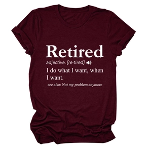 Détail du t-shirt en coton bordeaux avec motif imprimé de la définition de Retired
