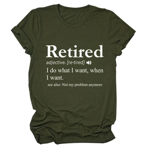 Détail du t-shirt vert olive avec impression blanche de la définition du mot Retired