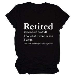 Détail de l'imprimé dictionnaire Retired sur un T-shirt noir en coton à manches courtes