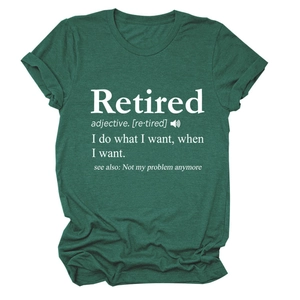 Détail de l'imprimé blanc style dictionnaire sur un T-shirt vert foncé décontracté