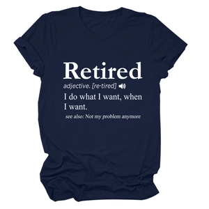 Détail du t-shirt bleu marine avec impression texte Retired style dictionnaire blanc