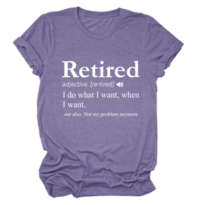 Détail d'un t-shirt violet chiné avec impression blanche de la définition de Retired