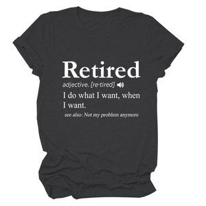 Gros plan du texte imprimé Retired sur un t-shirt en coton gris anthracite à manches