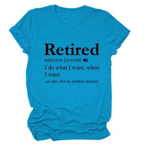 Détail du t-shirt bleu vif avec impression graphique de la définition de Retired
