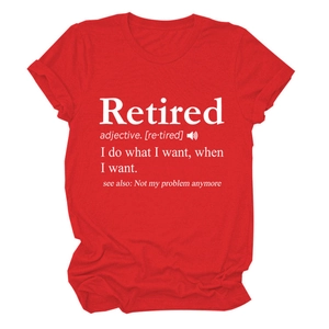 Détail de l'imprimé dictionnaire Retired blanc sur un t-shirt décontracté en coton rouge