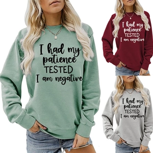 Détail des poignets côtelés et de l'imprimé slogan sur un sweat à col rond pour femme