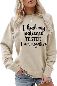 Gros plan du texte humoristique sur le sweat-shirt ample de couleur kaki clair