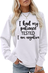 Détail du sweat-shirt en coton blanc avec inscription textuelle noire I Had My Patience