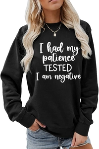 Détail de l'imprimé blanc sur le sweat noir à col rond en coton de haute qualité