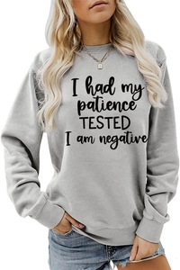 Gros plan du texte imprimé sur le sweat-shirt gris à manches longues en coton