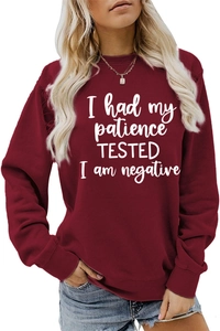 Détail du slogan 'I Had My Patience Tested' sur un sweat-shirt bordeaux à manches longues