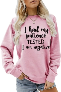 Vue détaillée du texte imprimé sur un sweat-shirt rose ample à manches longues