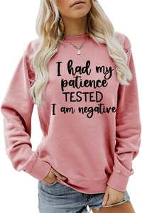 Gros plan sur le sweat rose oversize avec l'imprimé noir I had my patience TESTED