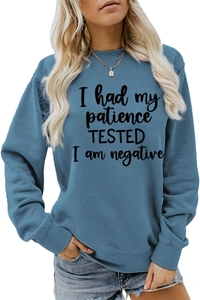 Détail de l'imprimé slogan noir sur un sweat-shirt bleu à manches longues et col rond