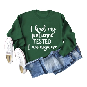 Mise à plat d'un sweat vert avec slogan I Had My Patience et d'un short en jean bleu