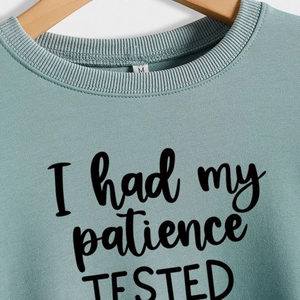Sweat-shirt vert sauge à col rond avec texte I Had My Patience Tested imprimé