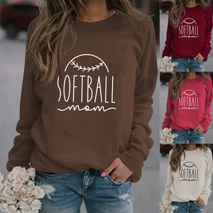 Détails des sweats Softball Mom en bordeaux, marron, rouge et beige clair