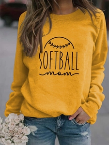 Détail de l'imprimé Softball Mom sur un sweat jaune porté avec un jean bleu délavé