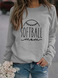 Détail de l'imprimé Softball Mom sur un sweat à col rond gris en coton doux