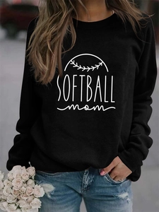 Détail d'un sweat-shirt noir Softball Mom avec imprimé graphique blanc et col rond