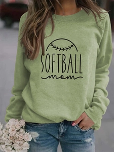 Détail du sweat vert Softball Mom avec lettrage noir et graphismes de baseball
