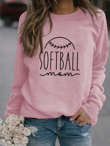 Vue détaillée de l'imprimé Softball mom sur le sweat-shirt rose à manches longues