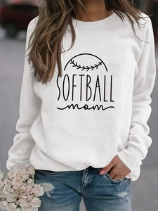 Détail de l'imprimé Softball Mom sur un sweat à manches longues blanc à texture douce