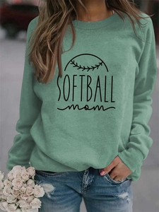 Détail du sweat Softball Mom vert menthe avec lettrage noir et poignets côtelés