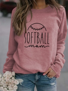 Détail du sweat Softball Mom imprimé en vieux rose avec un style décontracté en extérieur