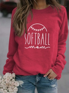 Détail du sweat rouge à col rond avec imprimé graphique blanc SOFTBALL mom chic