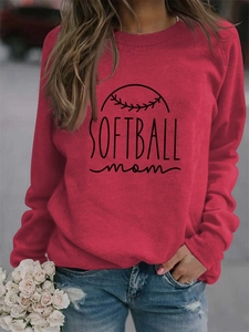 Détail du sweat rouge Softball Mom avec lettrage noir et graphismes de couture de baseball