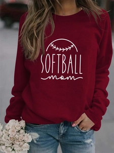 Détail de l'imprimé Softball Mom sur un sweat-shirt col rond bordeaux de style décontracté