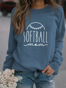Détail de l'imprimé Softball Mom et de la maille sur un sweat à col rond bleu décontracté