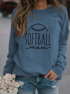 Vue détaillée de l'imprimé Softball Mom sur un sweat à manches longues bleu décontracté