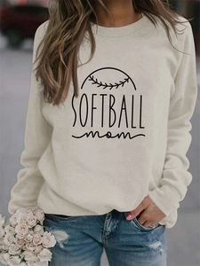 Détail de l'imprimé Softball Mom sur un sweat-shirt beige à col rond et manches longues