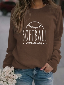 Détail du sweat marron avec motif softball mom blanc et épaules tombantes décontractées