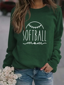 Détail de l'imprimé Softball Mom sur un sweat-shirt décontracté vert foncé pour femme