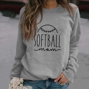 Gros plan de l'imprimé Softball Mom sur un sweat-shirt gris à manches longues