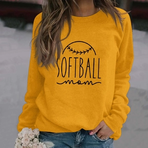 Détail du texte Softball Mom et motif baseball sur un sweat jaune à manches longues
