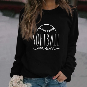 Détail de l'imprimé Softball Mom et du motif de couture de softball sur le sweat noir