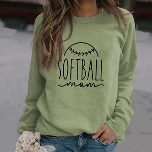 Détail de l'imprimé Softball Mom sur un sweat à col rond vert sauge avec coutures softball