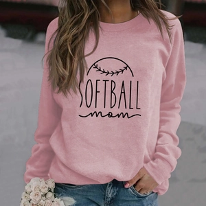 Détail du sweat rose softball mom avec inscription noire et finitions côtelées aux poignets