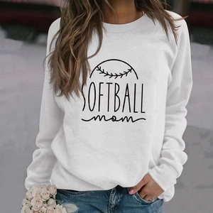 Détail de l'imprimé Softball Mom sur un sweat-shirt blanc ample à manches longues