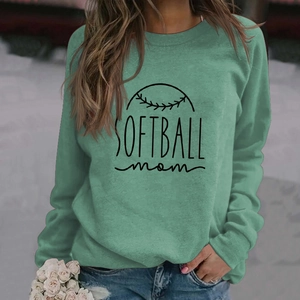 Détail de l'imprimé Softball Mom sur un sweat à col rond vert à manches longues pour femmes