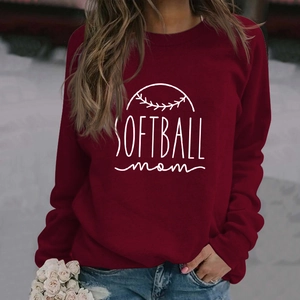 Détail de l'imprimé Softball Mom et coutures de baseball blanches sur sweat bordeaux