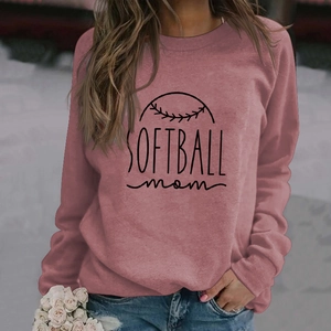 Détail de l'imprimé Softball mom sur un sweat-shirt à manches longues rose