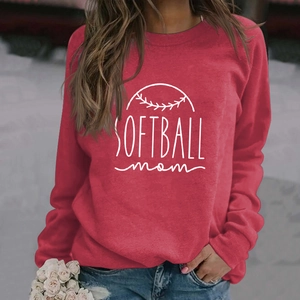 Détail de l'imprimé Softball Mom sur le sweat-shirt à col rond rouge vif